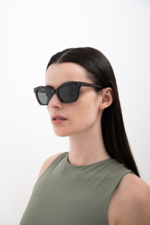 Солнцезащитные очки INVU IB22561B с чехлом 20201